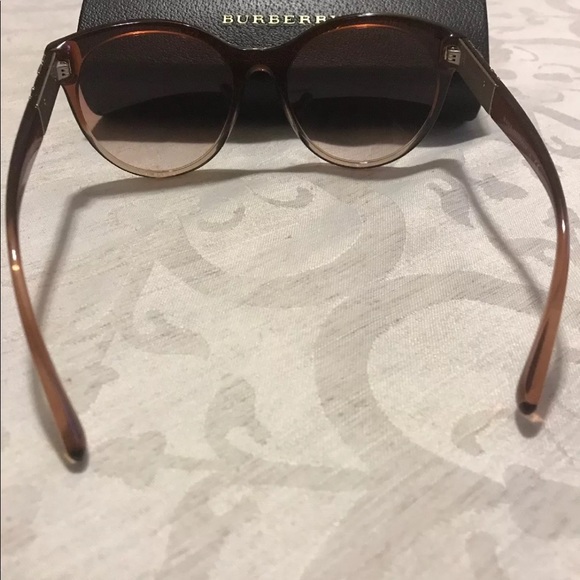 ♦️Burberry women’s sunglasses